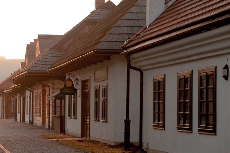 Szereg niskich domów