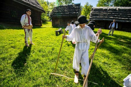 Chłopiec na starych nartach