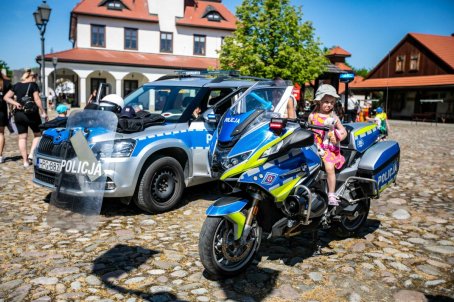 Dziewczyna siedzi na policyjnym motocyklu