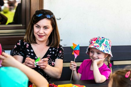 Dzieci podczas zajęć plastycznych