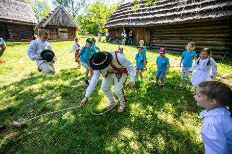 Zabawa grupowa dzieci na łące