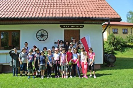 Grupa dzieci pod muzeum