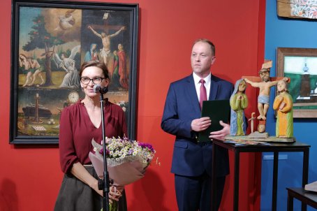 Kobieta przemawia, obok mężczyzna.