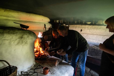 Mężczyźni pieką ziemniaki na nalepie