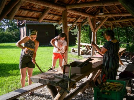 Dziewczyny wiercą otwory w patykach