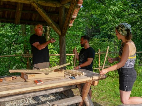 Mężczyzna uczy grać na fujarce