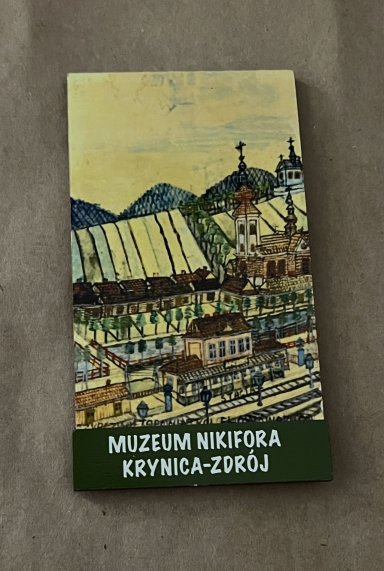 Magnes na którym widoczna jest praca Nikifora.
