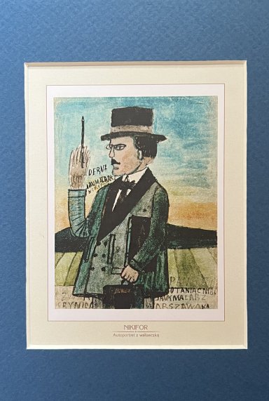 Reprint na którym postać trzyma ołówek i walizkę.